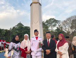 Dr. Leo Fransisco, M.Pd. Apresiasi Prestasi Adriansyah Siswa SMA Bhakti Insani Bogordalam Upacara Penurunan Bendera di Kota Bogor