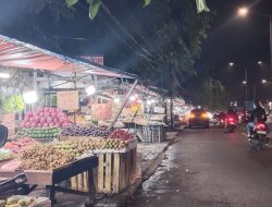 Tak Kenal Waktu, Toko Buah Pinggir Jalan Ini Layani Warga 24 Jam