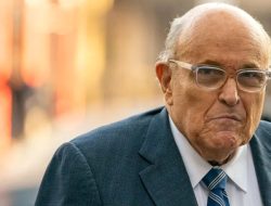 Mantan Wali Kota New York Rudy Giuliani Terluka Dalam Kecelakaan Mobil