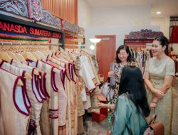 Kahiyang Ayu Kenalkan Ulos hingga Songket ke Istri Dubes AS