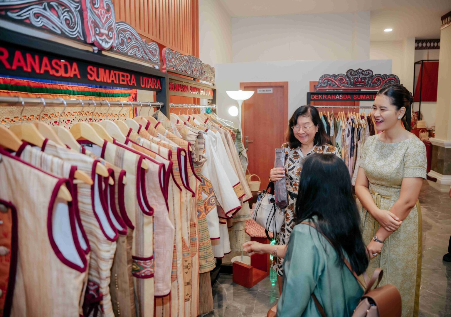 Kahiyang Ayu Kenalkan Ulos hingga Songket ke Istri Dubes AS