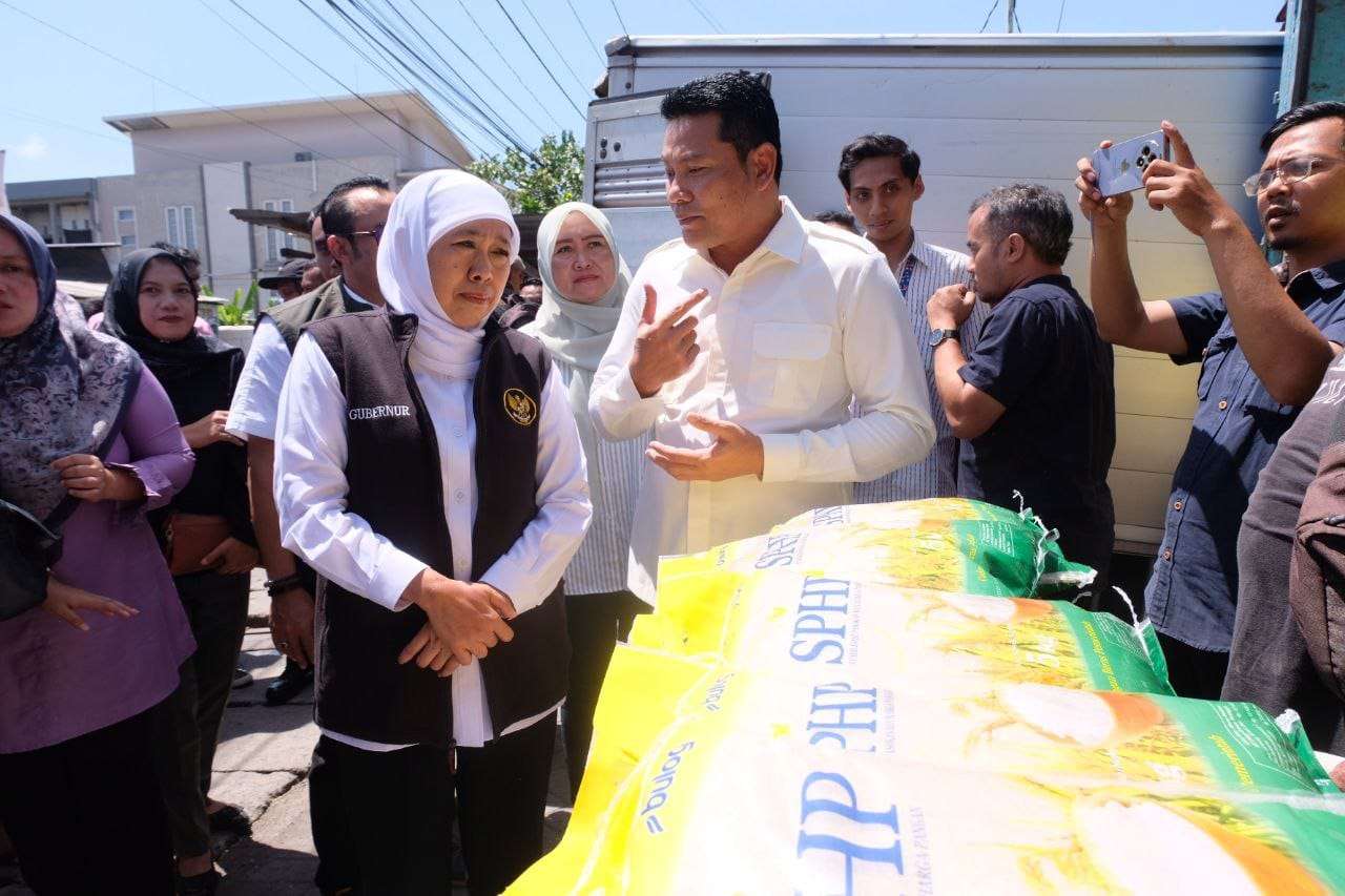 Gubernur Jawa Timur Bersama Bupati Sidoarjo Tinjau Langsung Kegiatan Pasar Murah di Sidoarjo