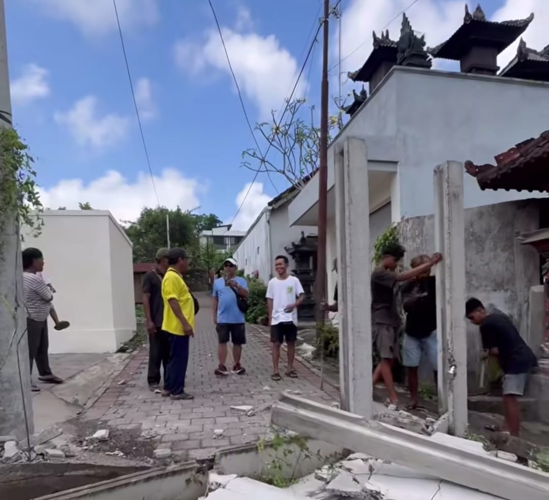 GWK Bongkar Tembok yang Tutup Jalan Warga