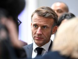 Publik Perancis Desak Presiden Emmanuel Macron Akhiri Kekacauan Politik