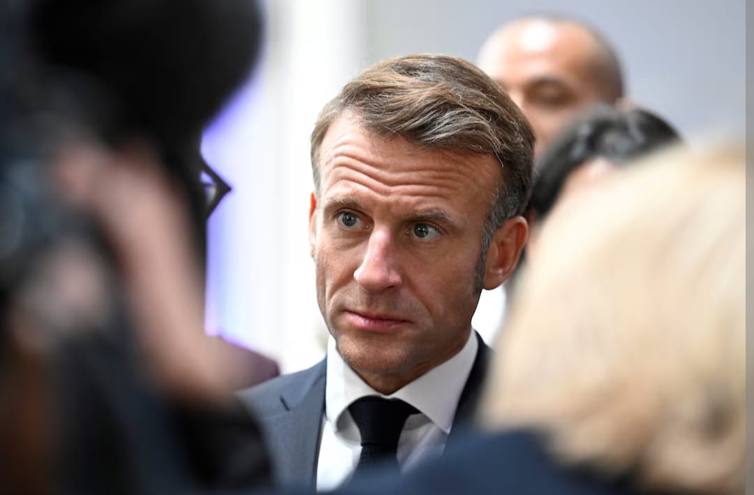 Publik Perancis Desak Presiden Emmanuel Macron Akhiri Kekacauan Politik