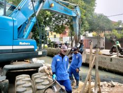 Turap Amblas di Kedoya Utara Diperbaiki Pasukan Biru SDA Jakbar