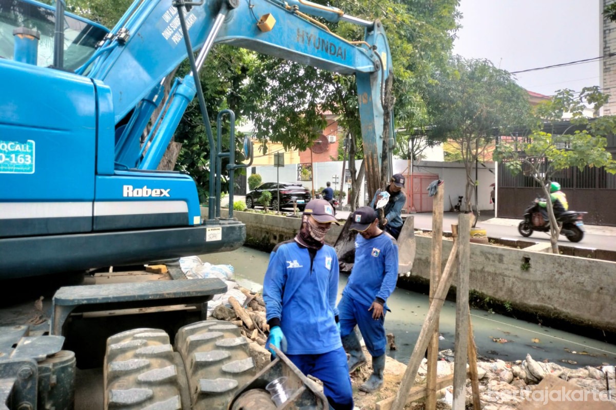 Turap Amblas di Kedoya Utara Diperbaiki Pasukan Biru SDA Jakbar