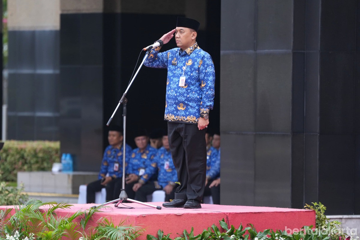 Wali Kota Jakarta Barat, Uus Kuswanto bertindak sebagai Inspektur Upacara