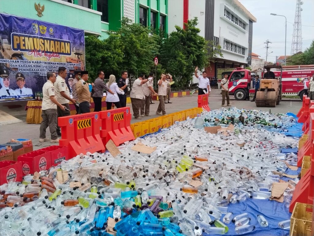 Pemkab Demak Musnahkan Barang Ilegal Senilai Rp1,9 Miliar: Rokok dan Miras Jadi Abu