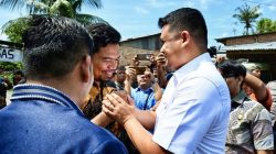 Pertemuan Gubernur Sumatera Utara Bobby Nasution dengan Sopian Daulai Nadeak guru honorer SMK Negeri 1 Kutalimbaru di kediamannya