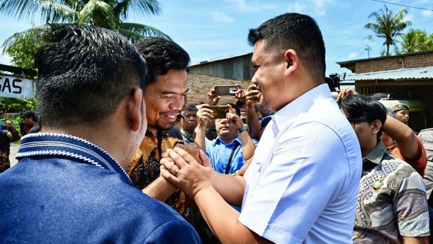 Pertemuan Gubernur Sumatera Utara Bobby Nasution dengan Sopian Daulai Nadeak guru honorer SMK Negeri 1 Kutalimbaru di kediamannya