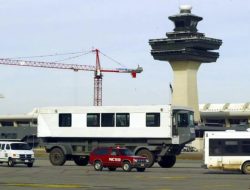Kendaraan Pengangkut Penumpang Bandara Dulles Tabrak Terminal, 18 Orang Terluka