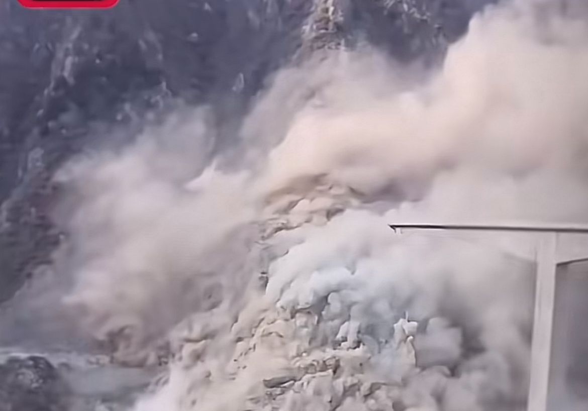 Jembatan Hongqi di Sichuan Ambruk