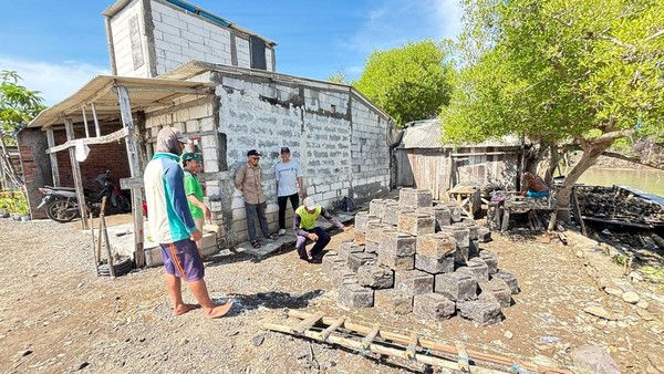 DLH Demak dan BRI Ubah Sampah Plastik Menjadi ‘Eco Hex Brick’ untuk Pemecah Ombak di Pesisir
