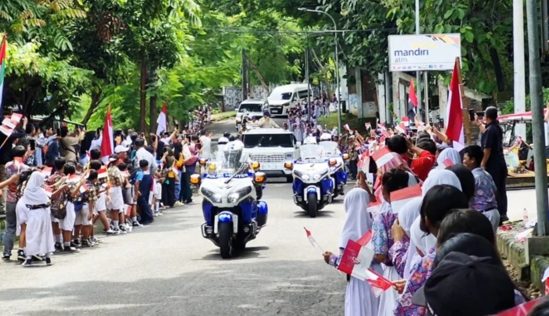 Momen Presiden Prabowo Naik Maung di Solo, Disambut Ratusan Warga dan Siswa Sekolah