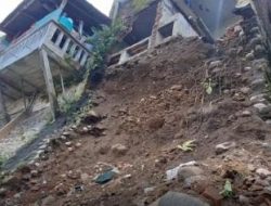 Sebuah Rumah di Jember Ambles Terkena Banjir Sungai Kali Jompo