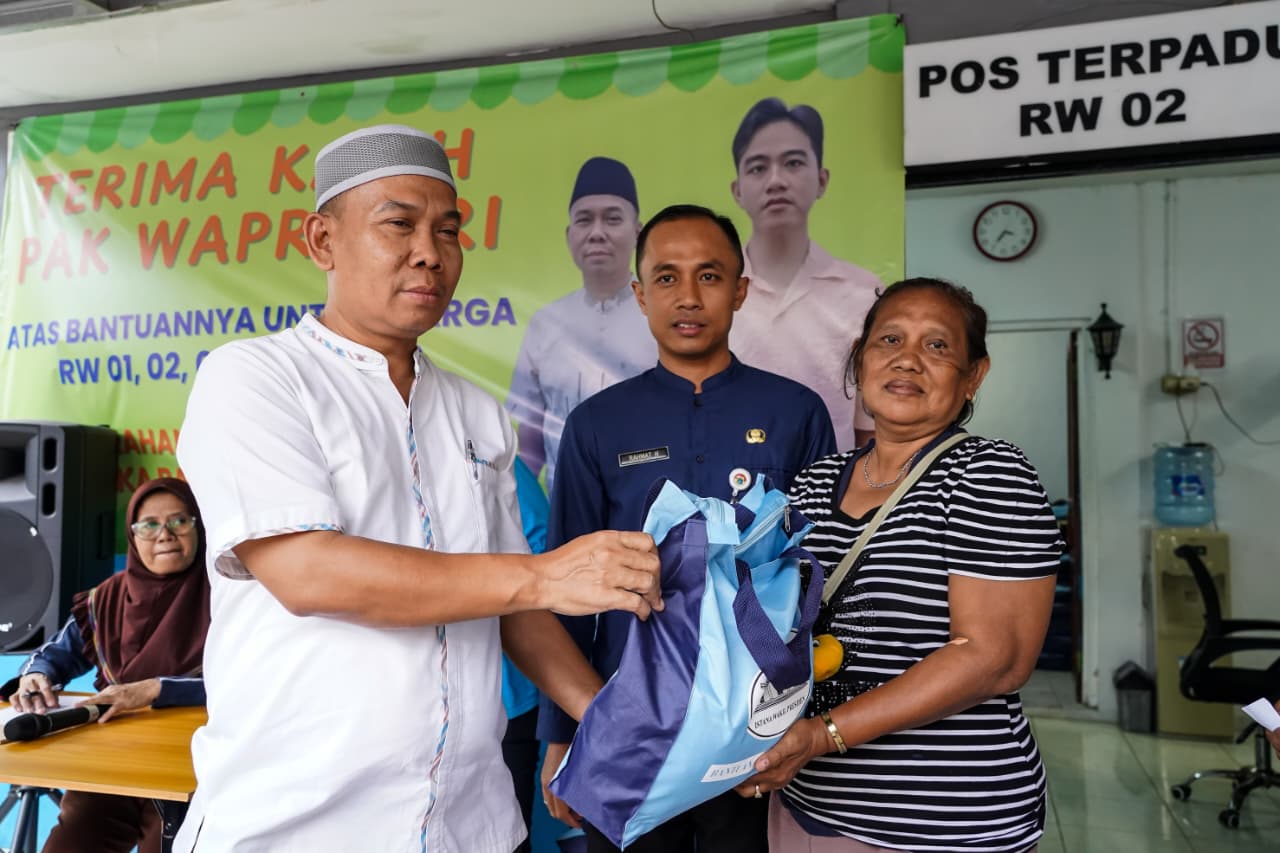 Warga Cempaka Baru Terima Bantuan Sembako dari Wakil Presiden