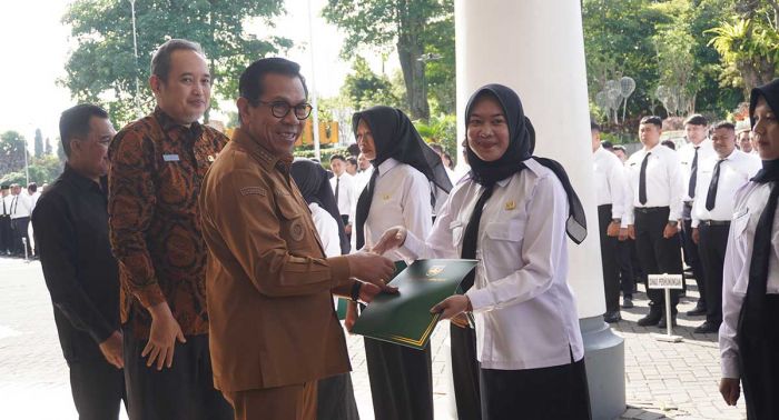 Wali Kota Batu saat menyerahkan SK PPPK Paruh Waktu ke salah satu pegawai.