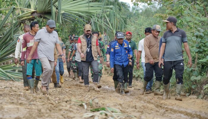 Bupati Aceh Timur Iskandar Usman Alfarlaky, berjalan kaki untuk meninjau pengungsi Peunaron dan Serbajadi, Selasa (2/11) sore. Waspada.id/Muhammad Ishak