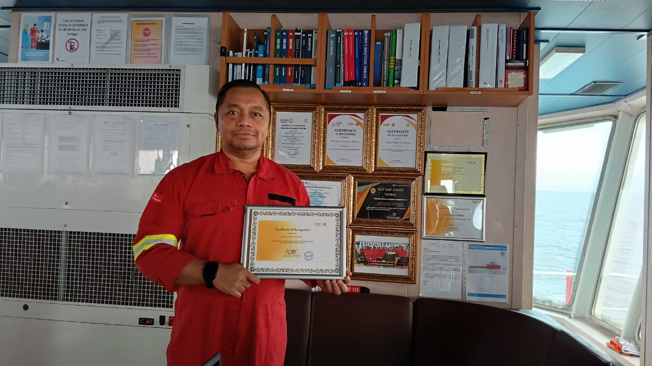 Dr. Capt. Eddy Sumartono, DBA, PhD, meraih penghargaan dari Brunei Shell Petroleum (BSP) berupa Certificate of Recognition