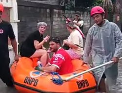 Warga Terjebak Banjir di Denpasar Dievakuasi