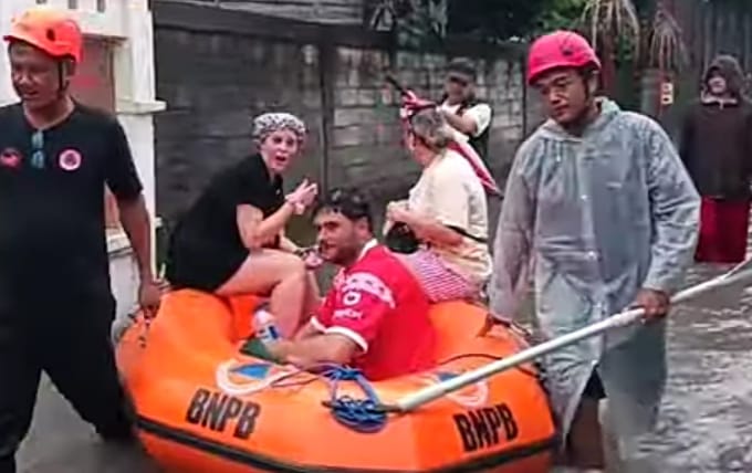 Warga Terjebak Banjir di Denpasar Dievakuasi