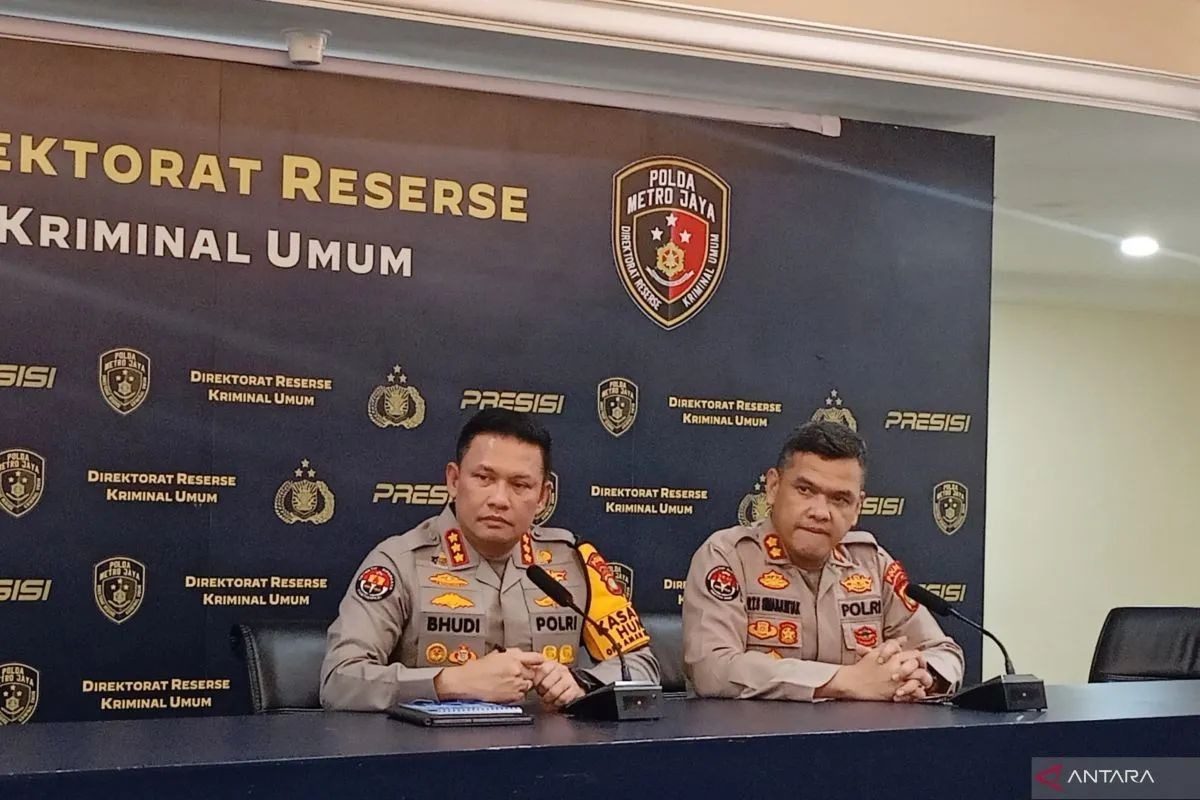Kabid Humas Polda Metro Jaya Kombes Pol Budi Hermanto (kiri) di Mapolda Metro Jaya, Jakarta, Sabtu (13/12/2025). (ANTARA/Siti Nurhaliza)