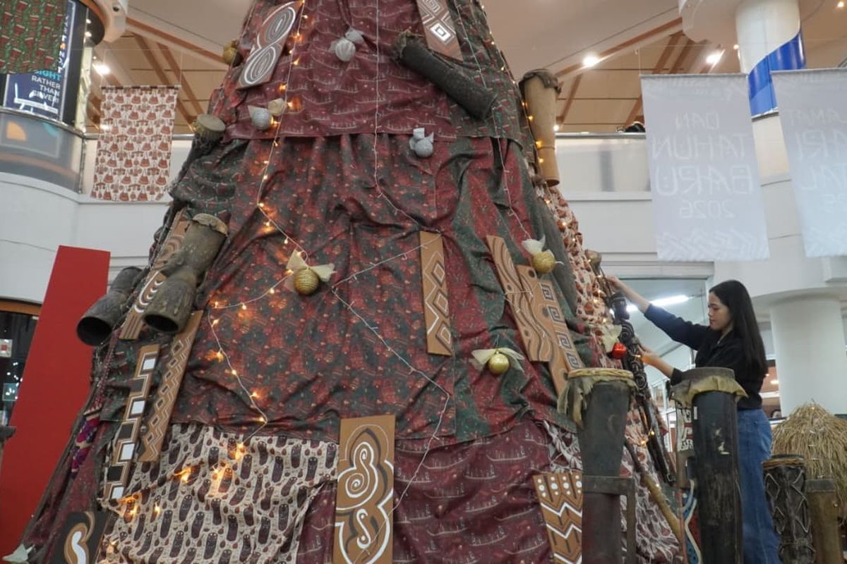 Pohon Natal setinggi tujuh meter berdiri megah di lantai 6 Perpustakaan UK Petra