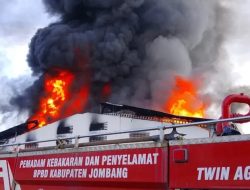 Pabrik Sepatu Karya Mekar di Jombang Terbakar