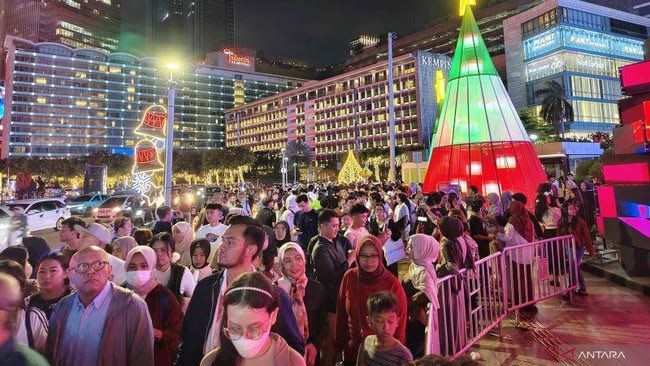 Foto: Suasana Jakarta Light Festival 2025 edisi Natal di kawasan Bundaran HI, Jakarta, Rabu (24/12/2025). (ANTARA/Fathur Rochman).