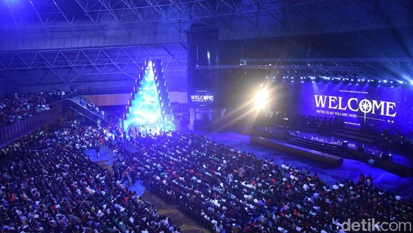 Puluhan Ribu Umat Kristiani Padati Gereja Bethany Nginden Surabaya Untuk Rayakan Natal