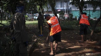 Ilustrasi. Sejumlah pelanggar hukum yang menerapkan hukuman kerja sosial di Jakarta beberapa waktu lalu. (CNNIndonesia/Safir Makki)