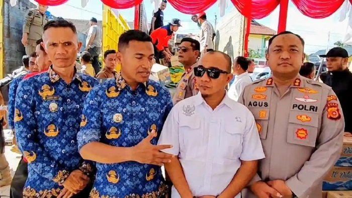 Bupati Safaruddin, Wakil Bupati Zaman Akli, Ketua DPRK Roni Guswandi, dan Kapolres AKBP Agus Sulistianto, memberikan keterangan kepada media di sela-sela pelepasan bantuan untuk korban banjir di sejumlah wilayah di Provinsi Aceh