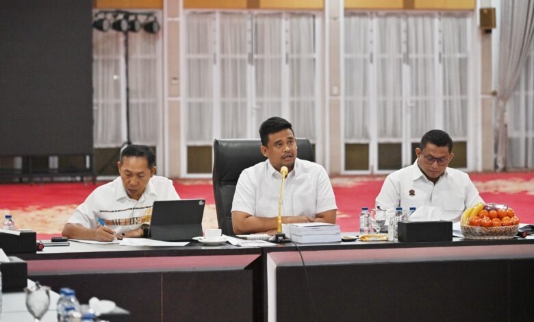 Gubernur Bobby yn ang mengikuti rapat secara daring dengan Menteri PKP, Maruarar Sirait dan Menteri Dalam Negeri, Tito Karnavian