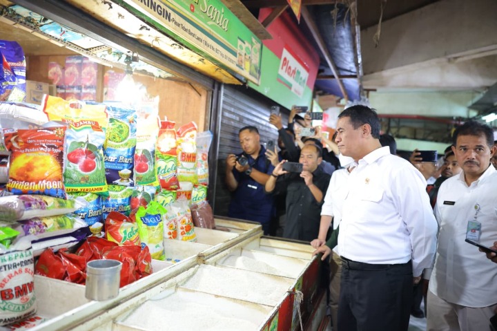 Menteri Pertanian (Mentan) Andi Amran Sulaiman melakukan inspeksi mendadak (sidak) ke Pasar Tebet Barat, Jakarta Selatan