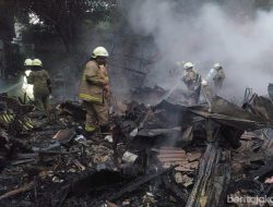 Kebakaran Dini Hari di Cengkareng Timur, Empat Rumah dan Tiga Lapak Hangus Terbakar