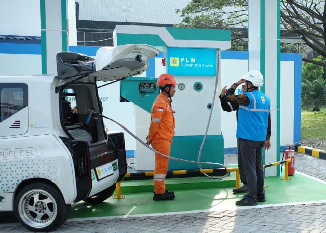 Pengisian hidrogen ke mobil hidrogen di Hydrogen Refueling Station (HRS) 2.0 Merah Putih di Unit Pembangkitan (UP) Rembang, Jawa Tengah. Foto: beritajatim