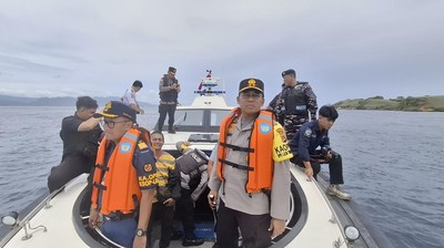 Proses pencarian korban kapal wisata KM Putri Sakinah yang tenggelam di perairan Labuan Bajo, NTT. (CNNIndonesia/Eli)