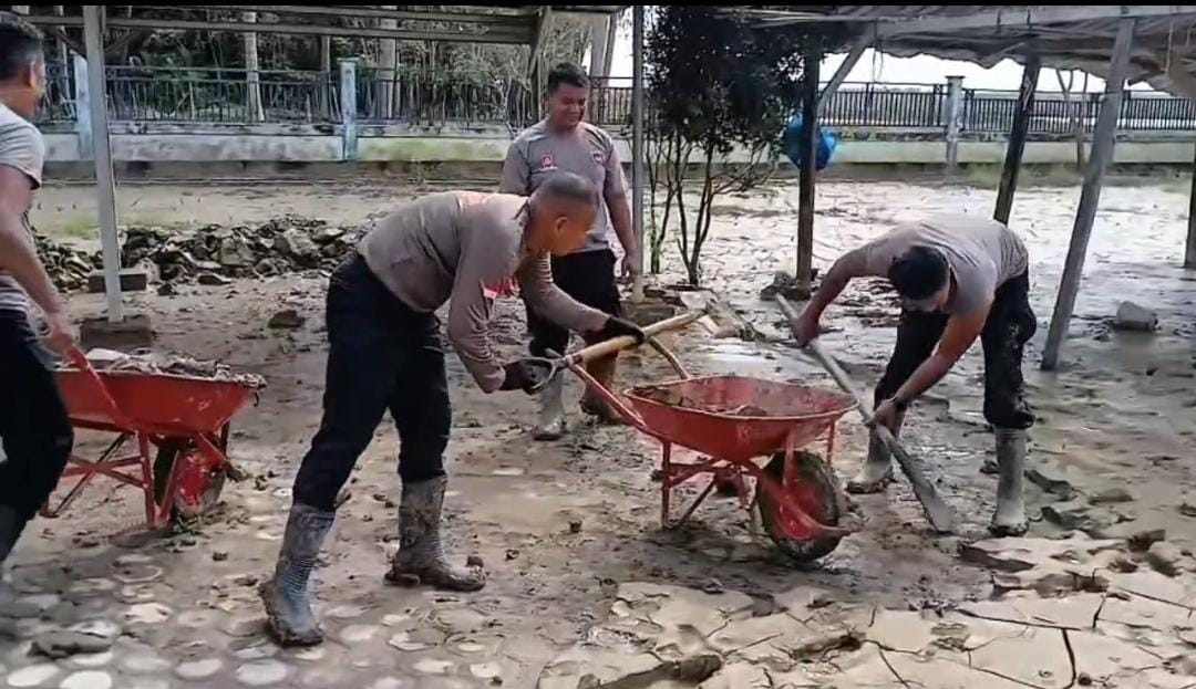 Brimob Polda Aceh Bersihkan Sekolah Pascabanjir