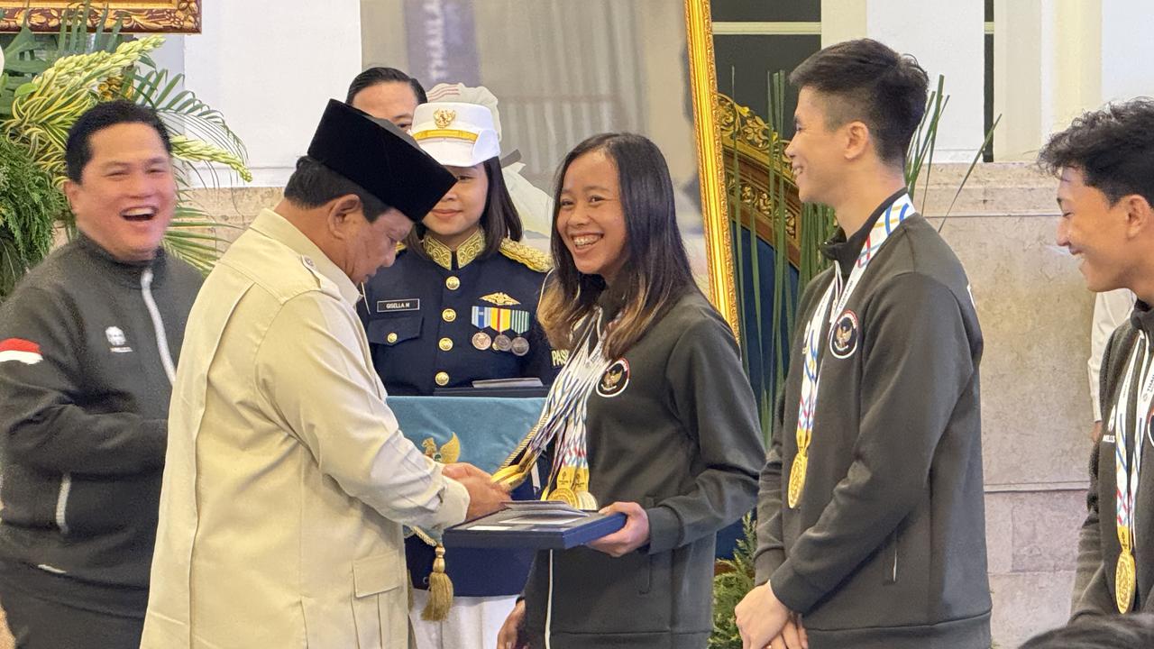 Presiden Prabowo Subianto resmi menyerahkan penghargaan berupa bonus kepada atlet SEA Games ke-33 yang berhasil membawa pulang medali ke Tanah Air. (Lizsa Egeham/Liputan6.com)