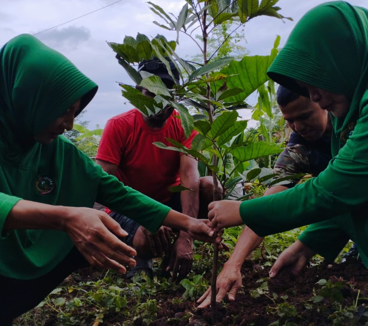 Aksi Koramil 08 Pamulang Hijaukan Gerbang Emas