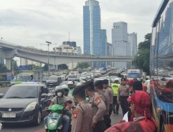 Buruh Blokade Jalan Gatot Subroto, Geruduk Kemnaker Tuntut Pertanggungjawaban Wamenaker