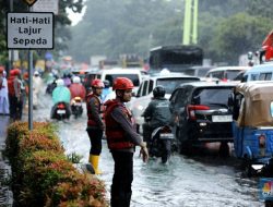 Hujan Deras Picu Banjir di Cawang, Lalu Lintas Lumpuh Sementara