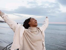 Bahagia Bukan Tanpa Masalah, Melainkan Cara Bertahan di Dalamnya