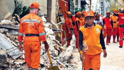 Puing Akibat Ledakan Diduga Gas Bocor di Jelambar Dibersihkan