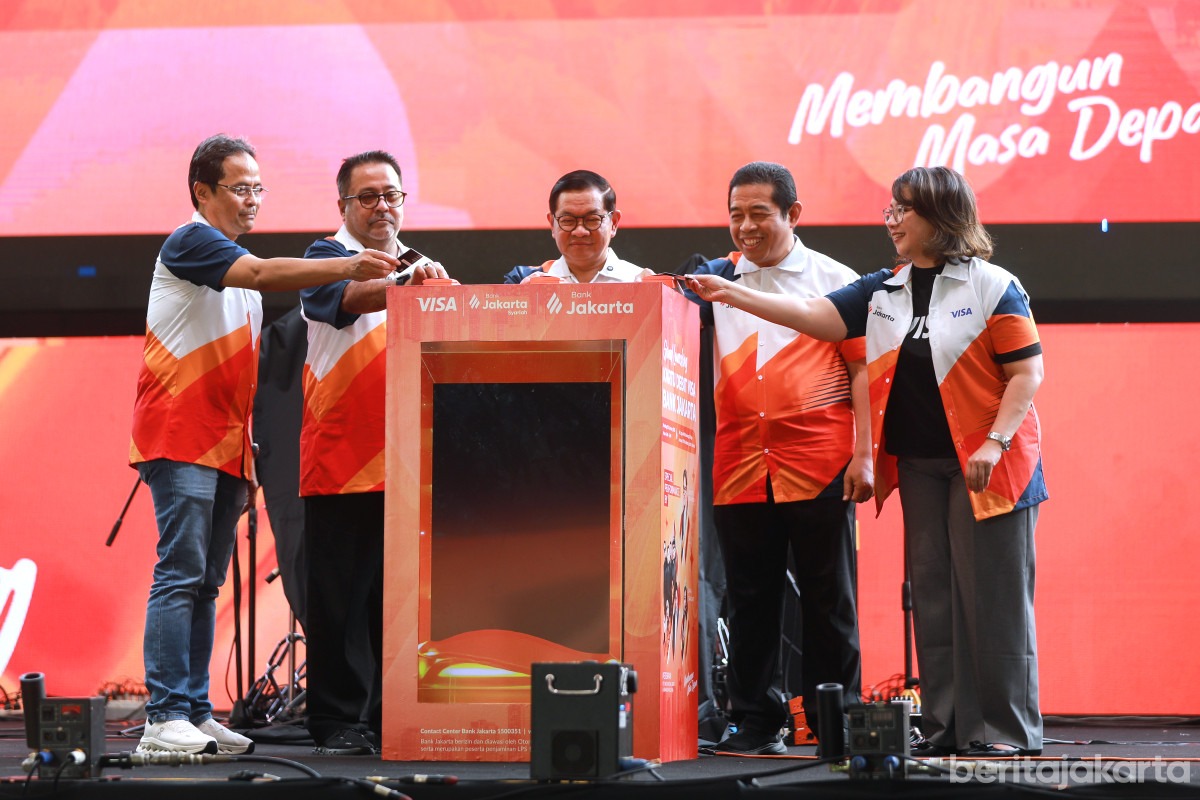Gubernur DKI Jakarta, Pramono Anung didampingi Wakil Gubernur Rano Karno meluncurkan Kartu Debit Visa Bank Jakarta di Lippo Mall Kemang, Jakarta Selatan (Foto: Reza Pratama Putra)