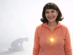 Tersenyum di Depan Dunia, Bertahan di Tengah Luka, Menyerah Berarti Kehilangan Segalanya