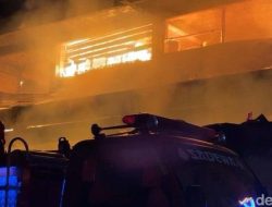 Kebakaran Hebat Landa Pasar Rebo Purwakarta, Puluhan Kios Ludes Terbakar