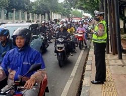Polisi Atur Arus Usai Galian Proyek Bikin Lalin Pasar Rebo Padat