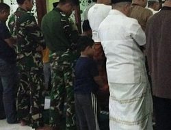 Personel TMMD dan Masyarakat Sukamaju Khusyuk Tarawih Bersama